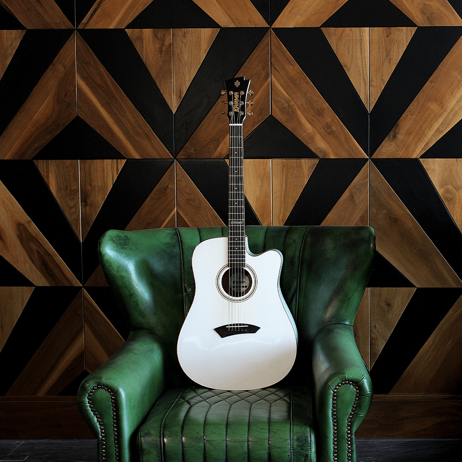 ENSO 6 - WHI + ESTUCHE RÍGIDO | (Left - Handed) - Karma Guitars, Inc.