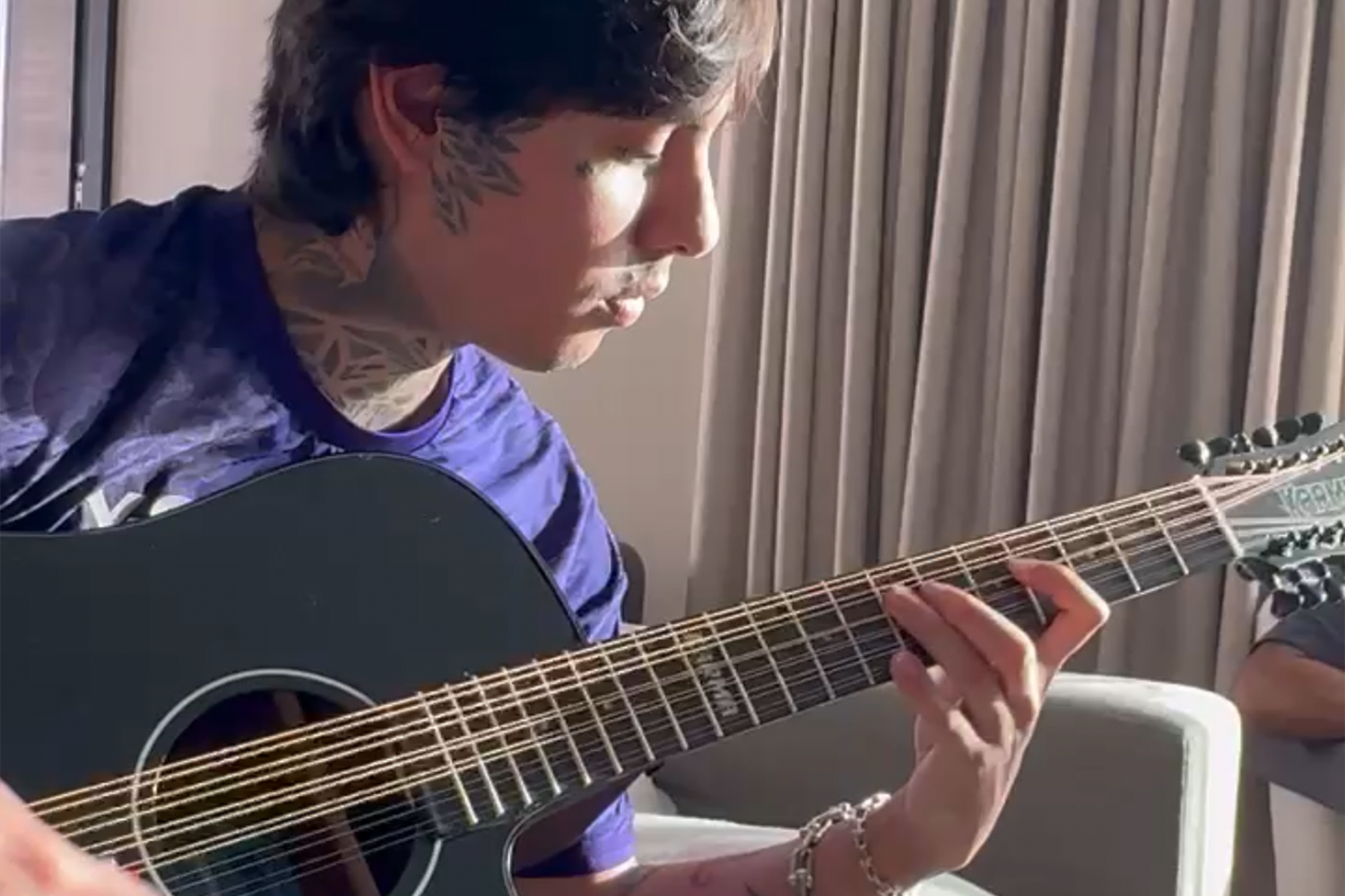 Natanael Cano Tocando Guitarra
